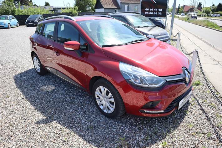 Rød Renault Clio IV fra 2017