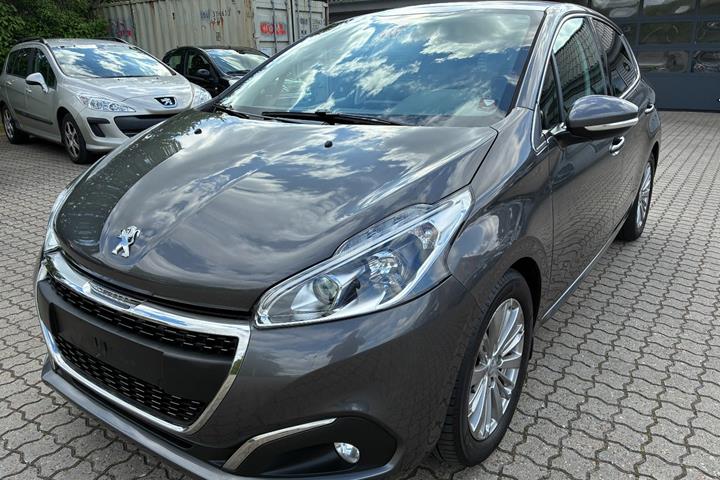 Grå Peugeot 208 fra 2020 set udefra