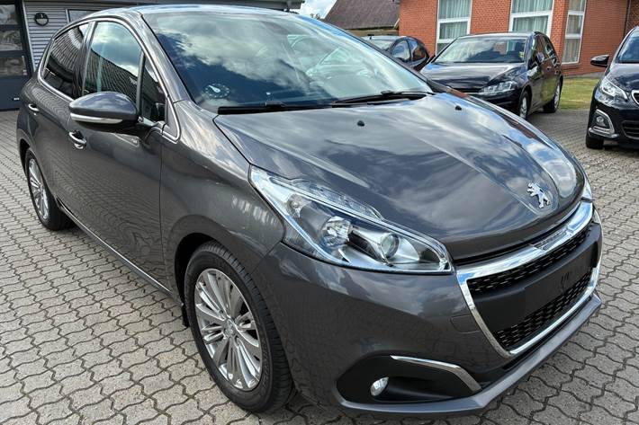 Grå Peugeot 208 fra 2020