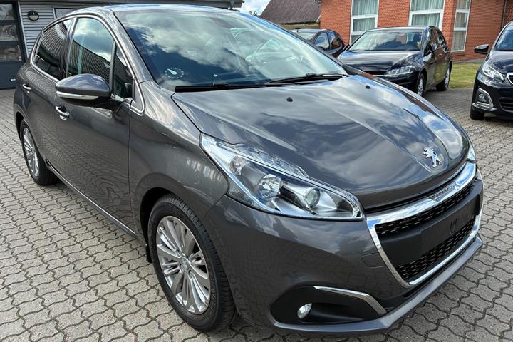Grå Peugeot 208 fra 2020