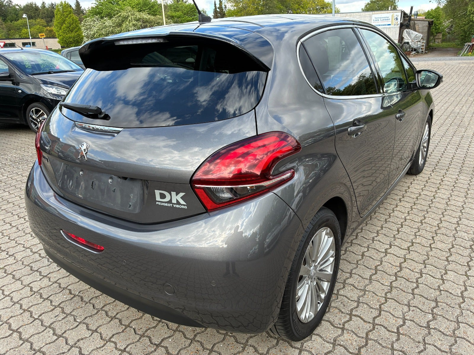 Grå Peugeot 208 fra 2020