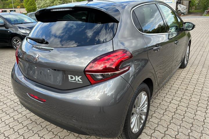 Grå Peugeot 208 fra 2020
