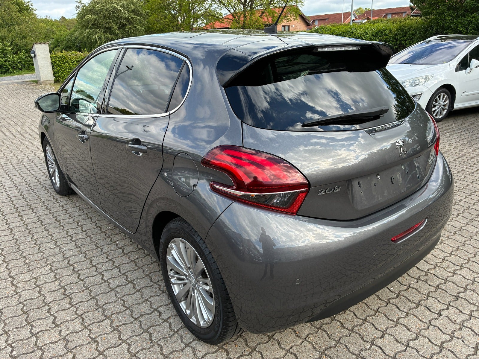 Grå Peugeot 208 fra 2020