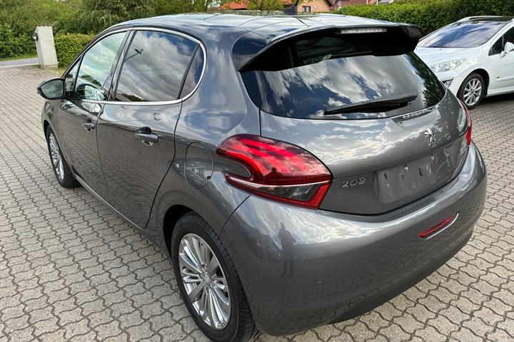 Grå Peugeot 208 fra 2020