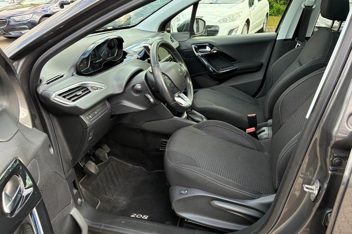Grå Peugeot 208 fra 2020