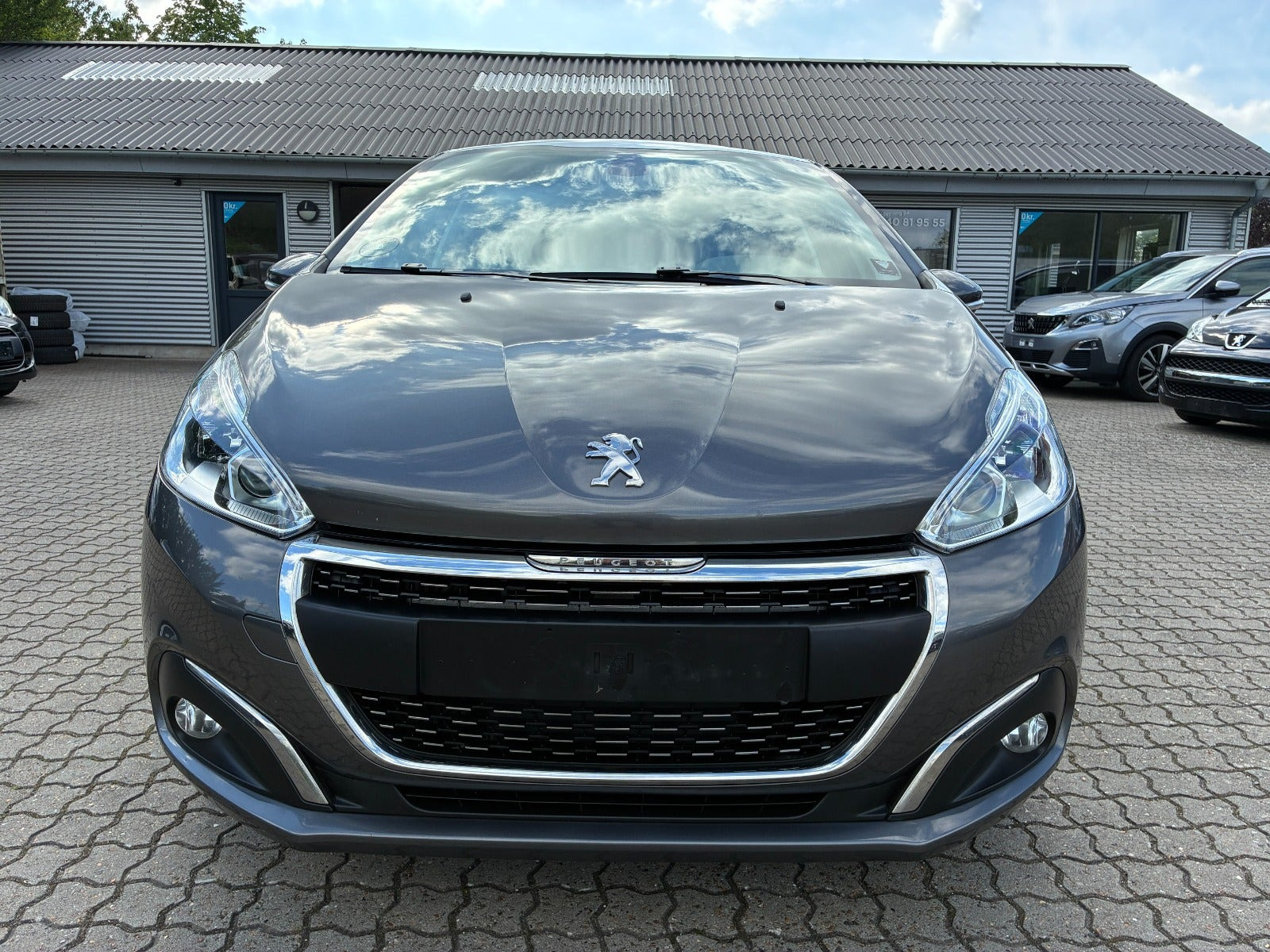 Grå Peugeot 208 fra 2020