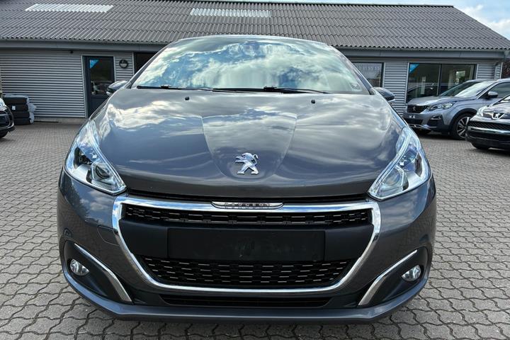 Grå Peugeot 208 fra 2020