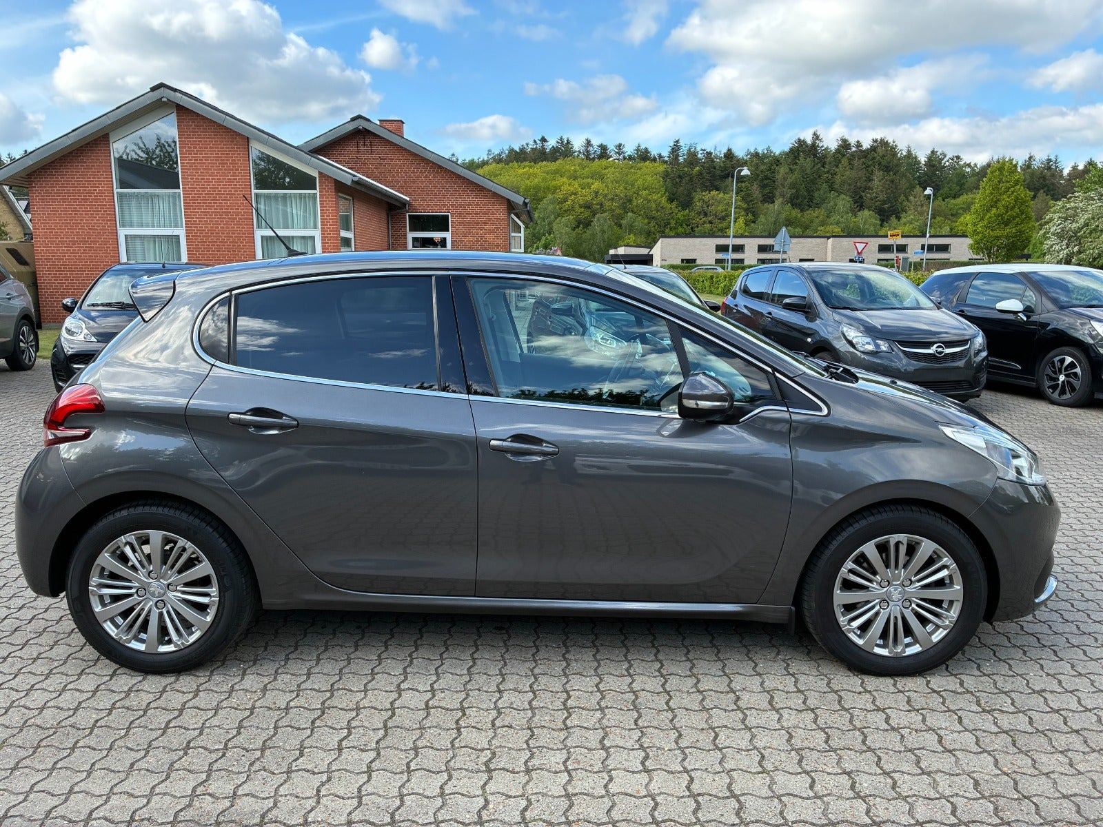 Grå Peugeot 208 fra 2020
