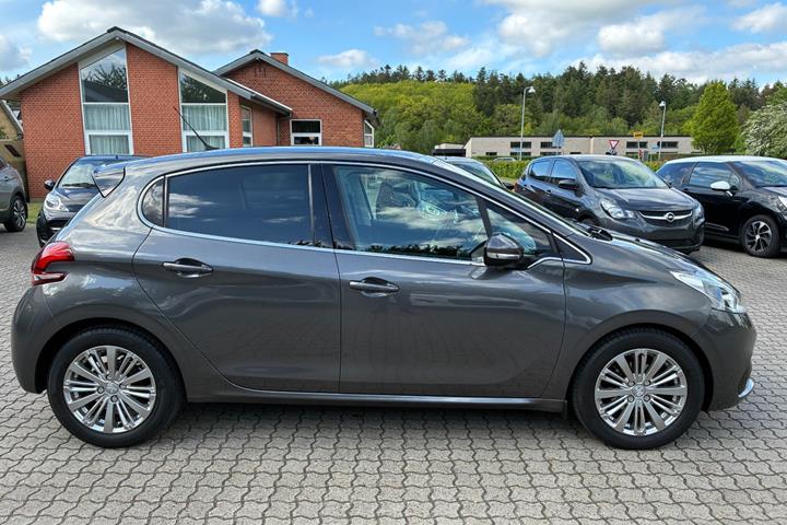 Grå Peugeot 208 fra 2020