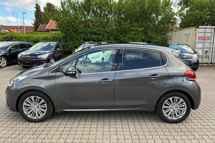 Grå Peugeot 208 fra 2020