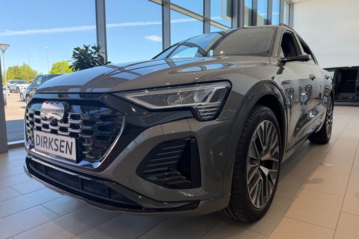 Rød Audi Q8 e-tron fra 2023