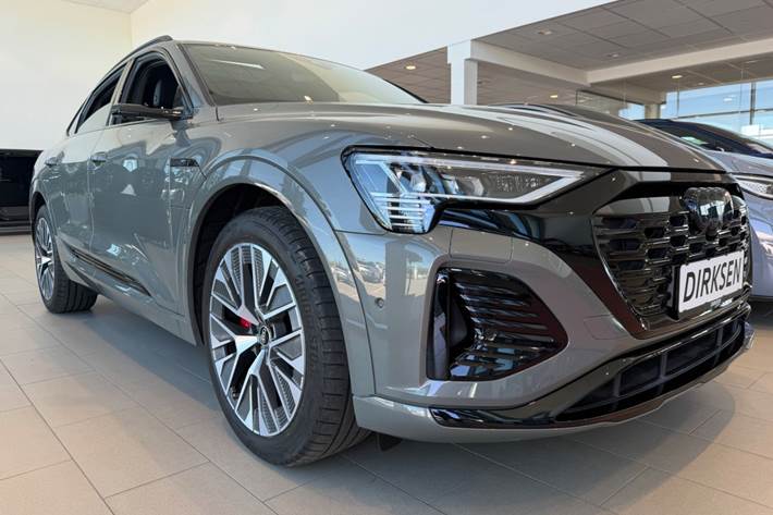 Rød Audi Q8 e-tron fra 2023