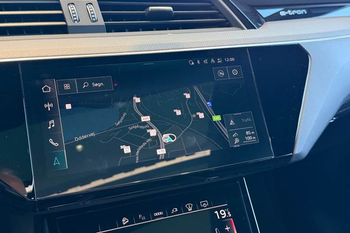 Rød Audi Q8 e-tron fra 2023