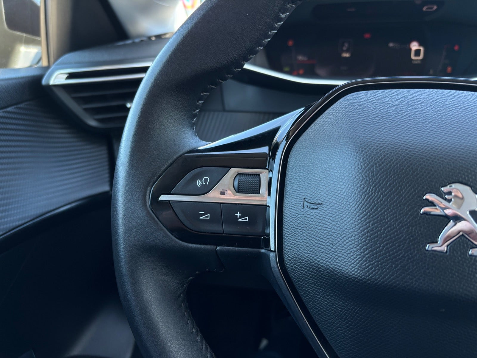 Sort Peugeot 208 fra 2021