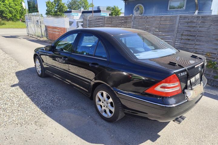 undefined Mercedes C320 fra 2003 set udefra
