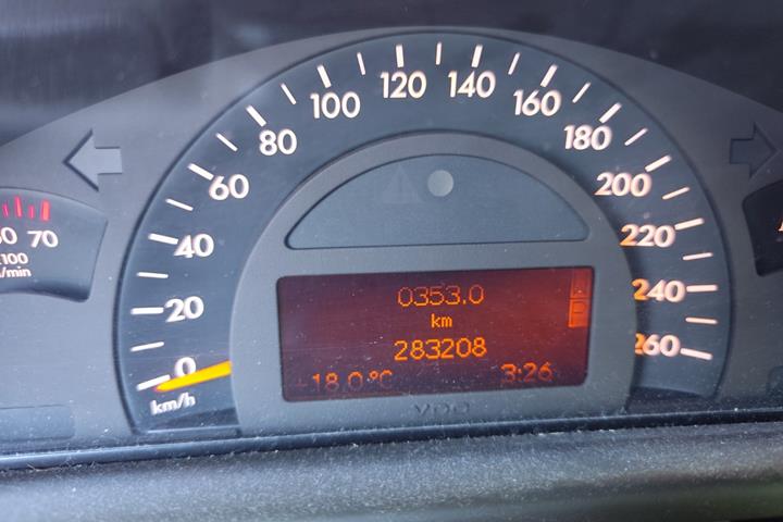 undefined Mercedes C320 fra 2003 set indefra