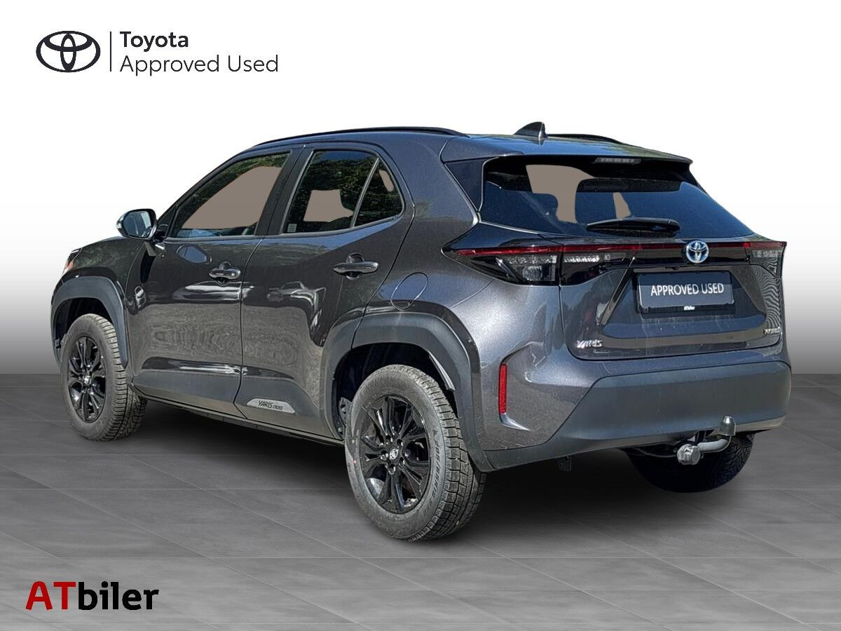 Grå Toyota Yaris Cross fra 2023