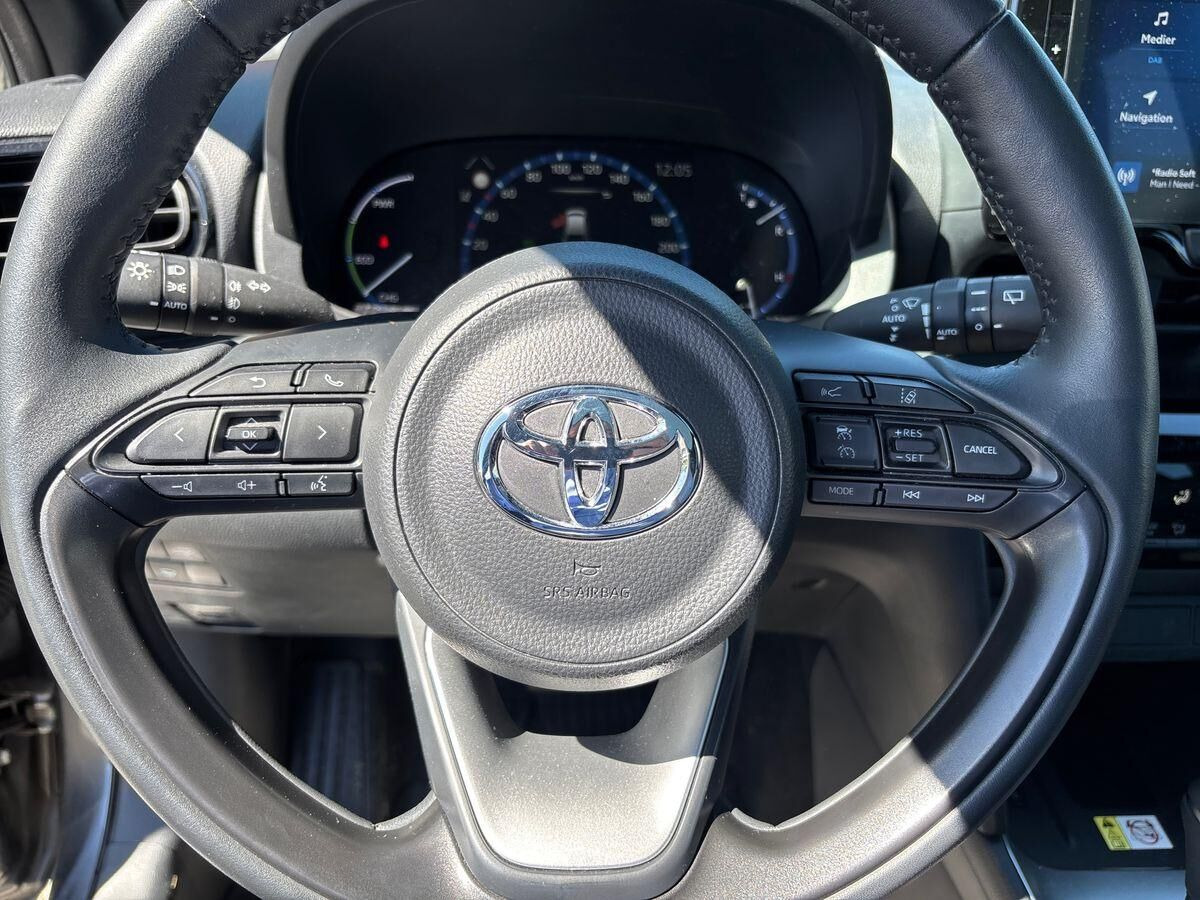 Grå Toyota Yaris Cross fra 2023