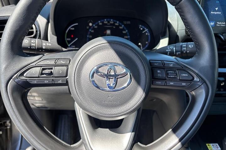 Grå Toyota Yaris Cross fra 2023