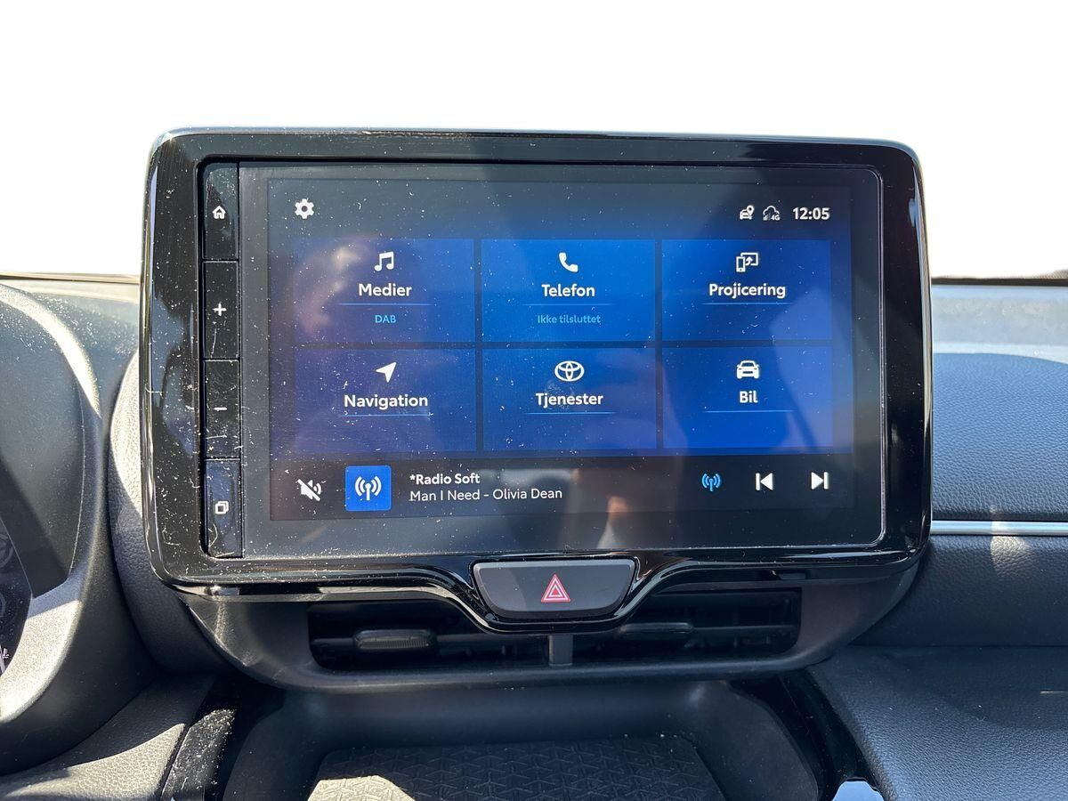 Grå Toyota Yaris Cross fra 2023