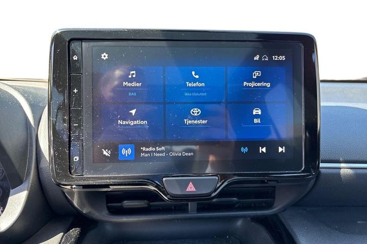 Grå Toyota Yaris Cross fra 2023