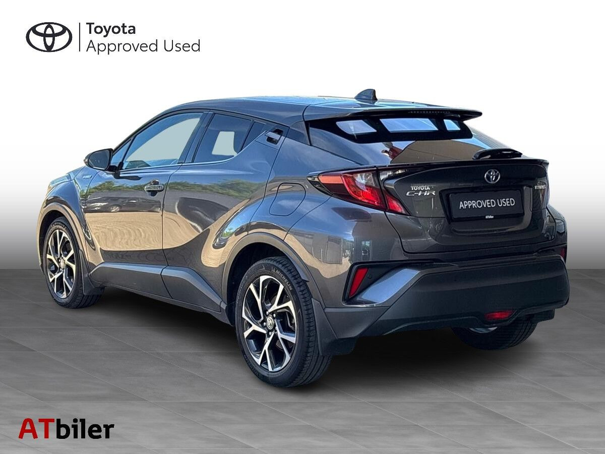 Grå Toyota C-HR fra 2021