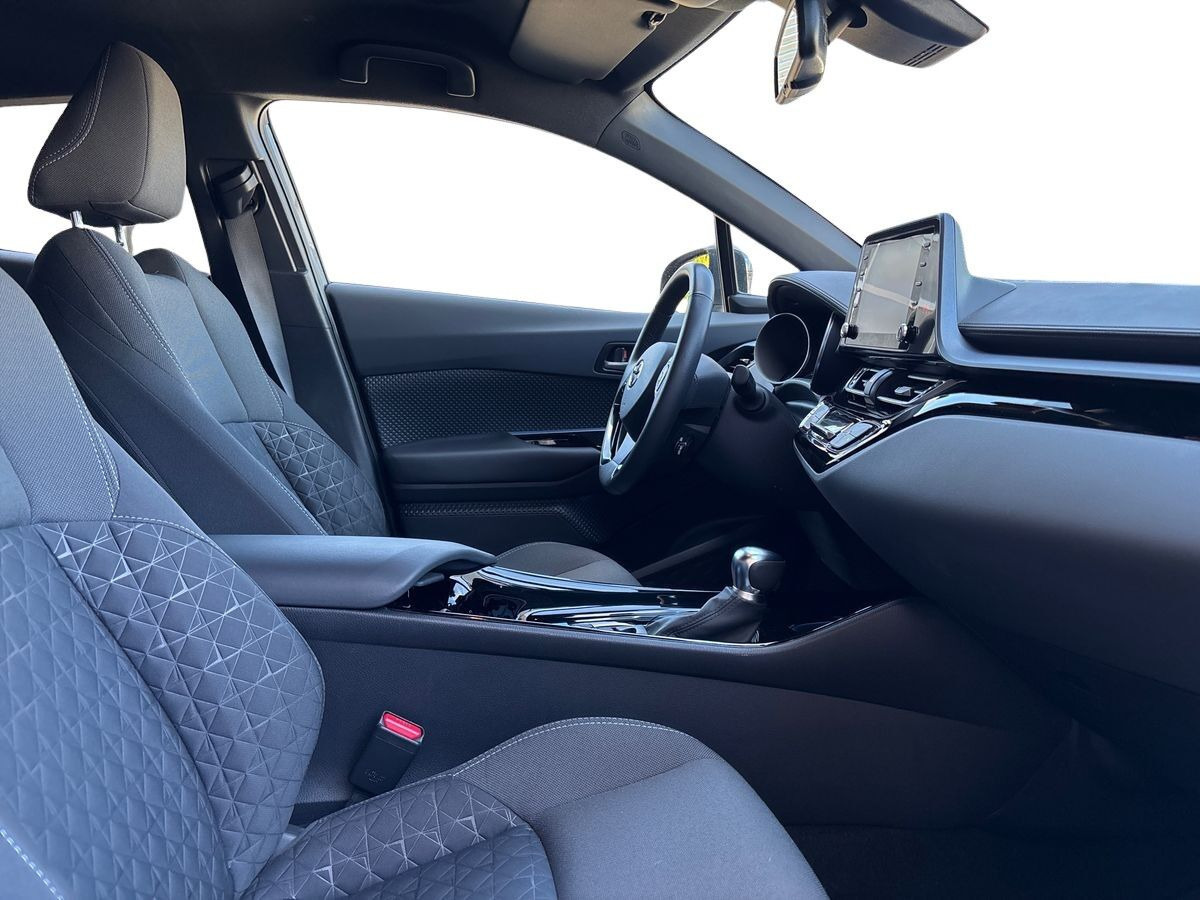 Grå Toyota C-HR fra 2021