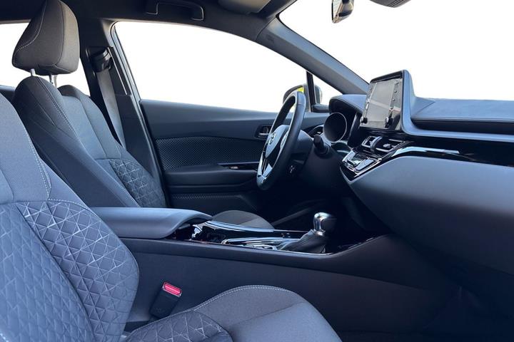 Grå Toyota C-HR fra 2021