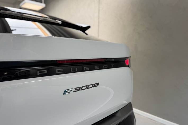 Hvid Peugeot e-3008 fra 2025