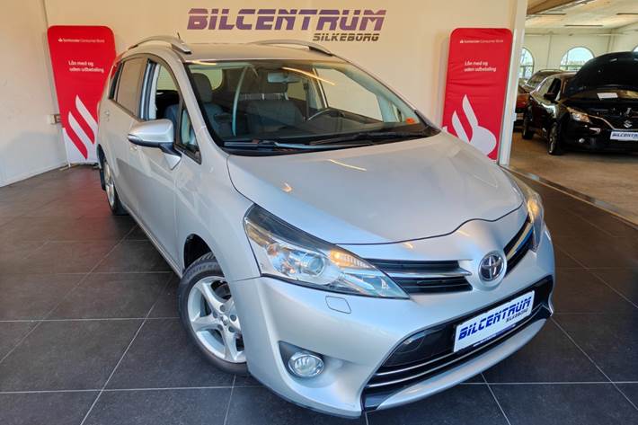 Sølv Toyota Sportsvan fra 2015