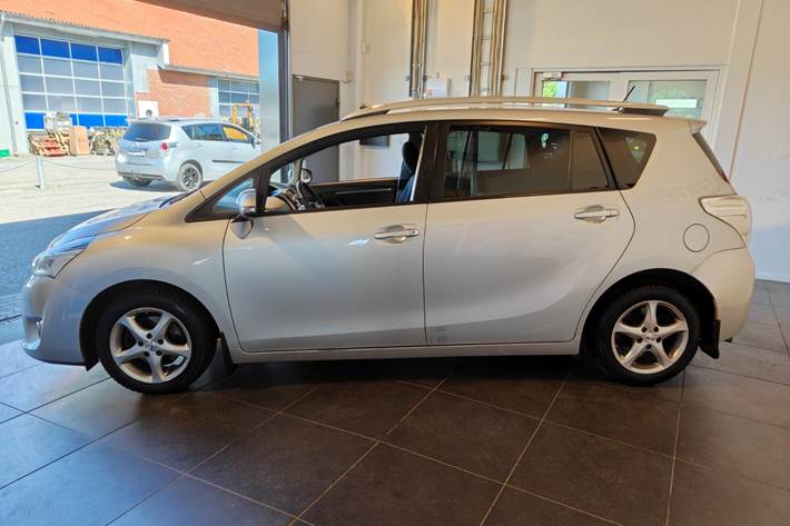 Sølv Toyota Sportsvan fra 2015