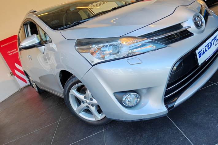 Sølv Toyota Sportsvan fra 2015