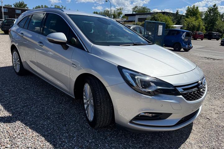 Sølv Opel Astra fra 2018