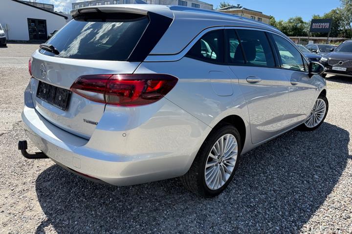 Sølv Opel Astra fra 2018