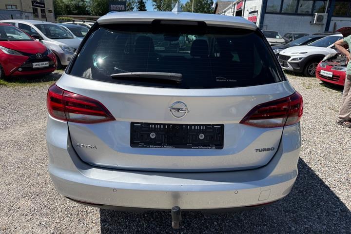 Sølv Opel Astra fra 2018