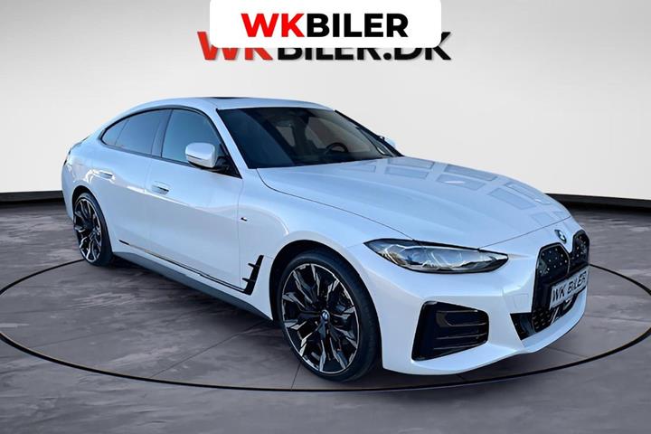 Hvid BMW i4 fra 2024 set udefra