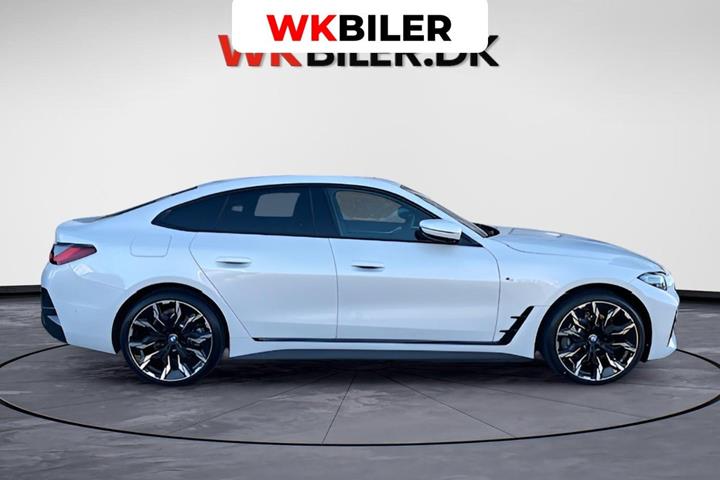 Hvid BMW i4 fra 2024