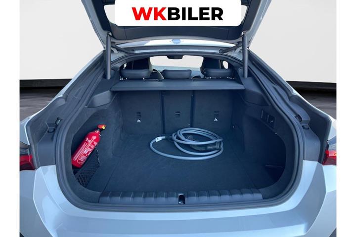 Hvid BMW i4 fra 2024