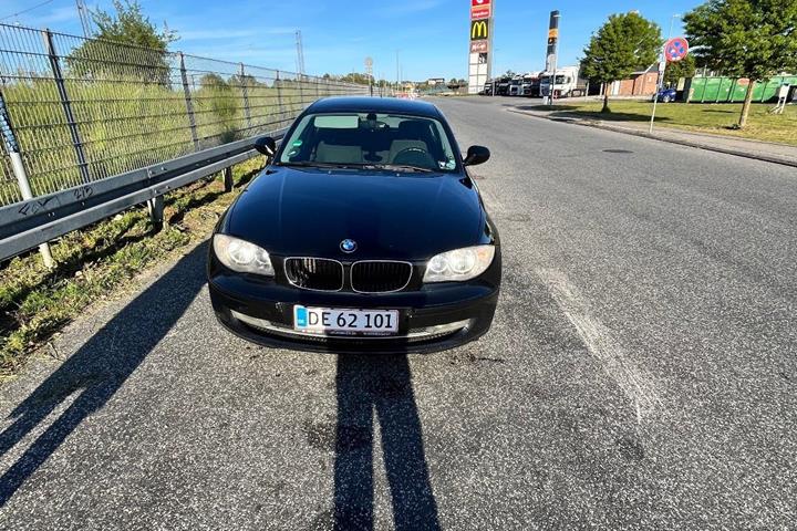 Sort BMW 116d fra 2011 set udefra
