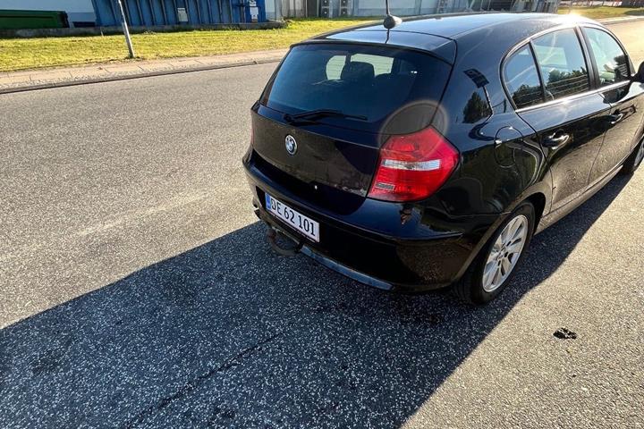 Sort BMW 116d fra 2011 set udefra