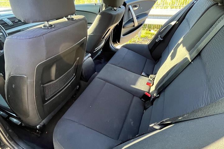 Sort BMW 116d fra 2011 set indefra