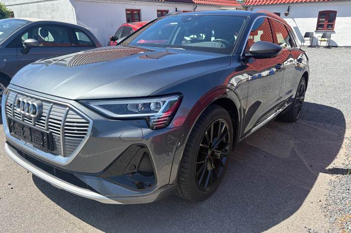 Grå Audi e-tron fra 2021 set udefra