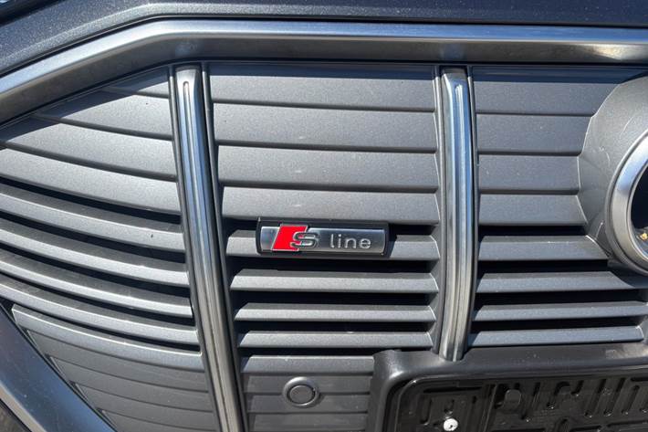 Grå Audi e-tron fra 2021