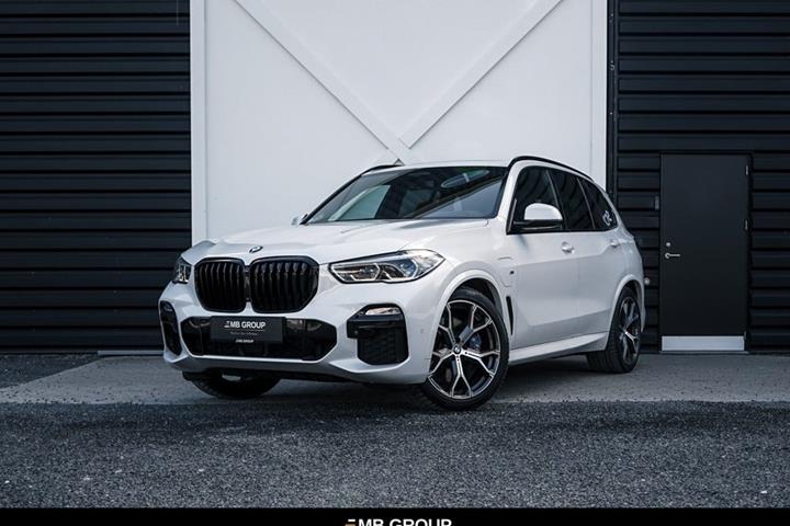 Gul BMW X5 fra 2021 set udefra