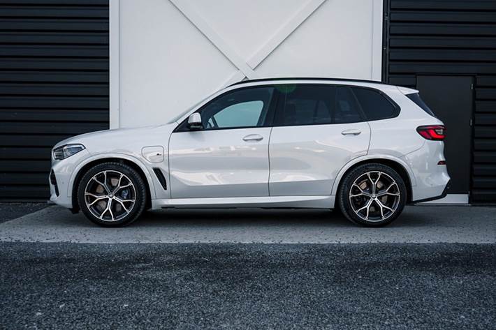 Gul BMW X5 fra 2021