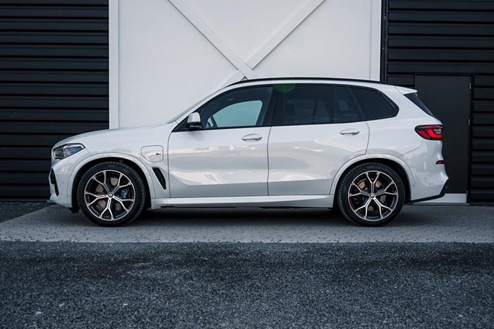 Gul BMW X5 fra 2021