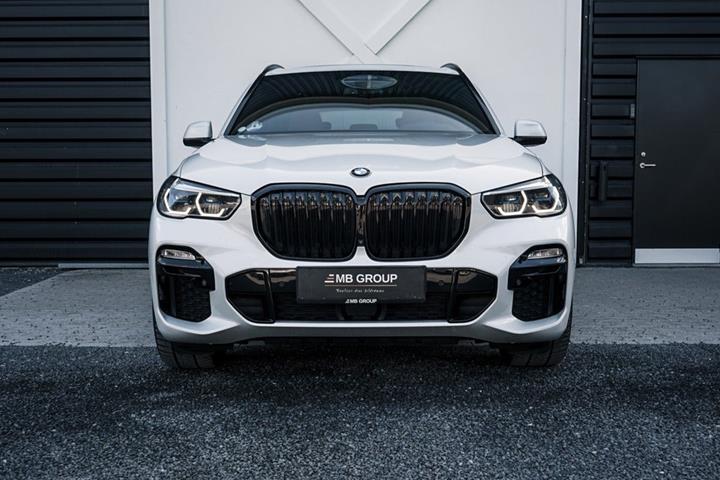 Gul BMW X5 fra 2021