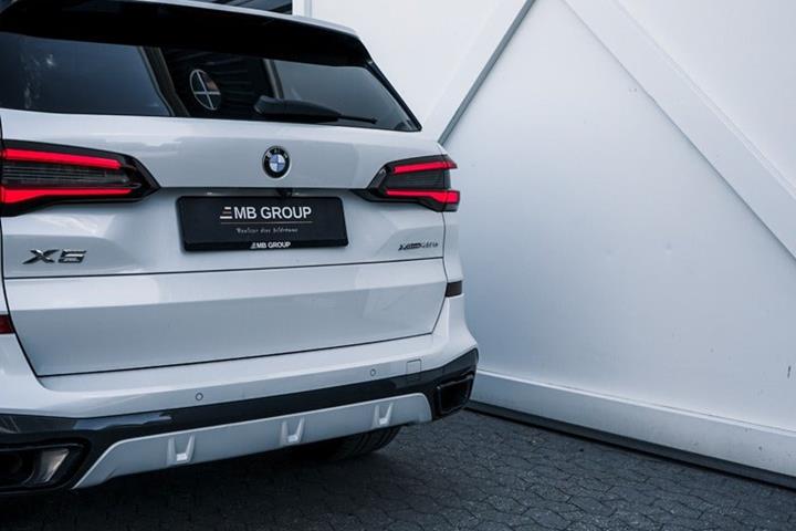 Gul BMW X5 fra 2021