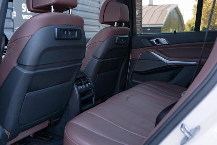 Gul BMW X5 fra 2021