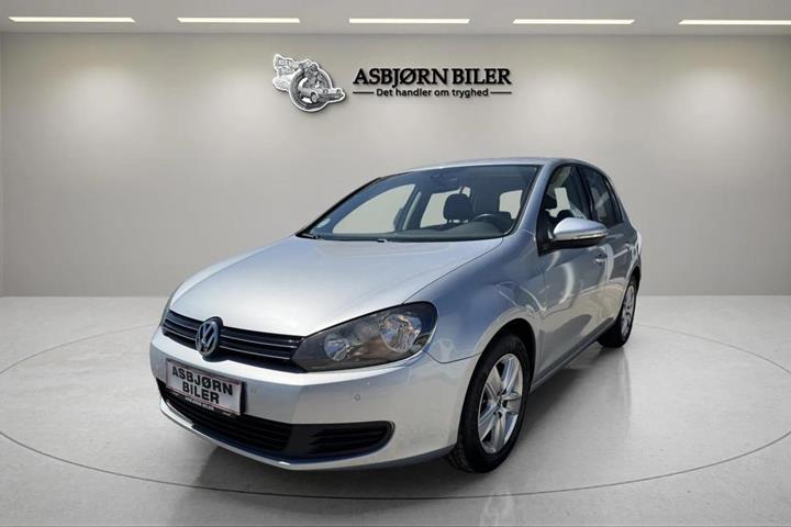 Sølv VW Golf VI fra 2010 set udefra